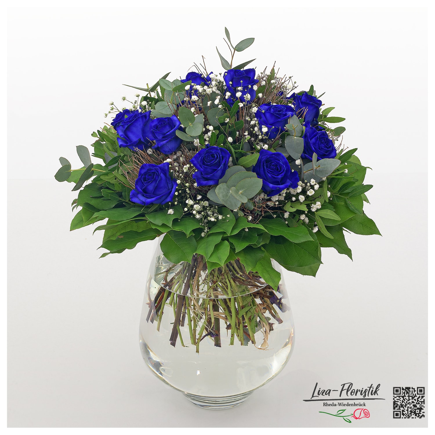 Blumenstrauß mit blauen Rosen, Eukalyptus und Schleierkraut
