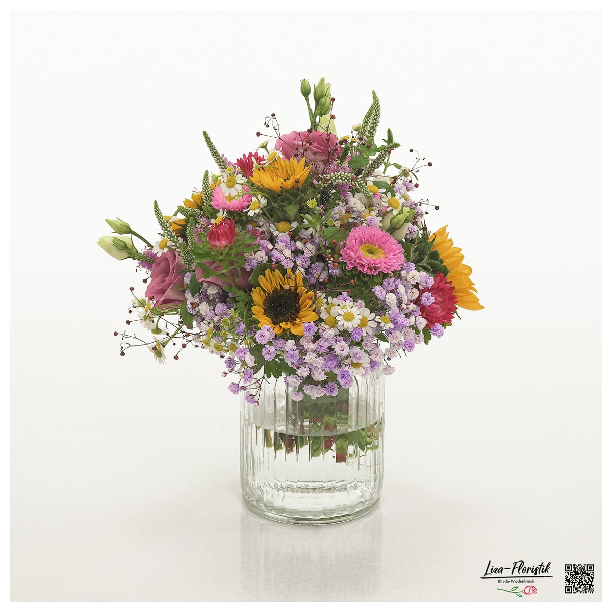 Blumenstrauß mit Astern, Sonnenblumen Sonja, Lisianthus, Kamille, Schleierkraut