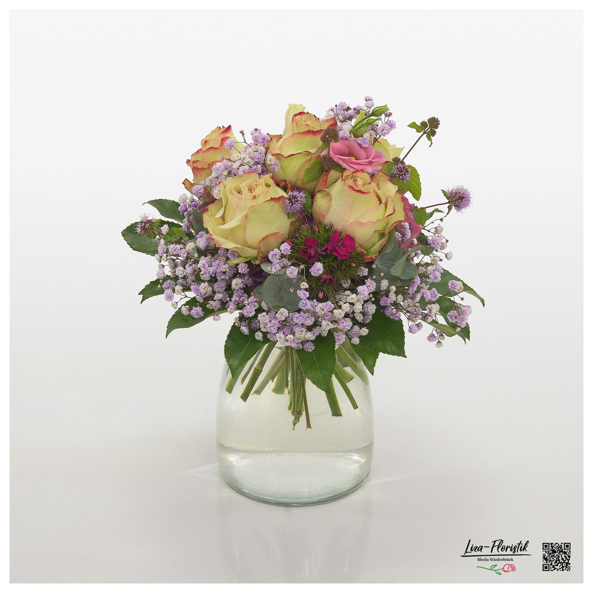 Blumenstrauß mit Bartnelken, Ecuador Rosen, Eukalyptus, Lisianthus, Schleierkraut und Hortensie