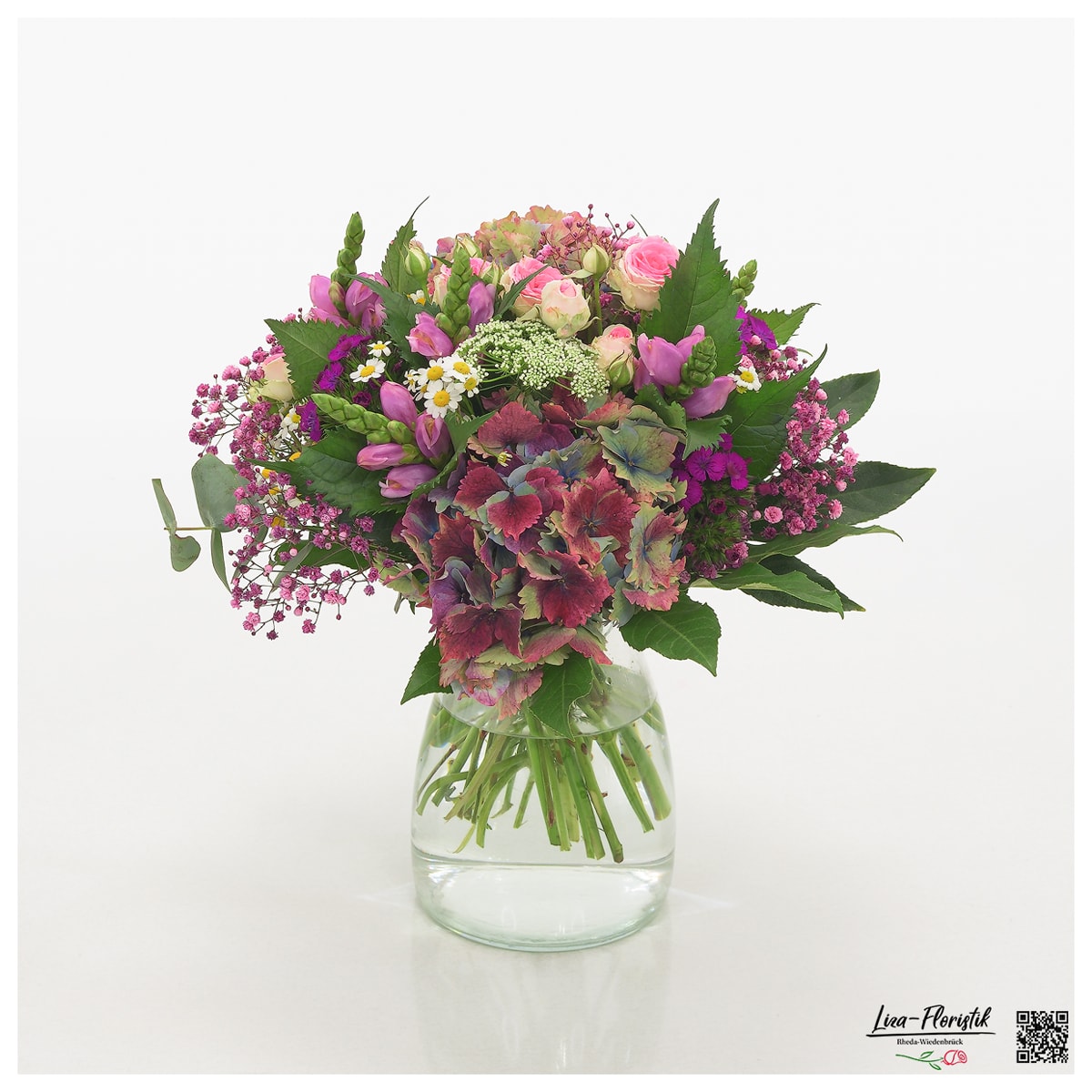 Blumenstrauß mit Schildblumen, Trossrosen, französischen Hortensien, Schleierkraut, Ami Majus und Kamille