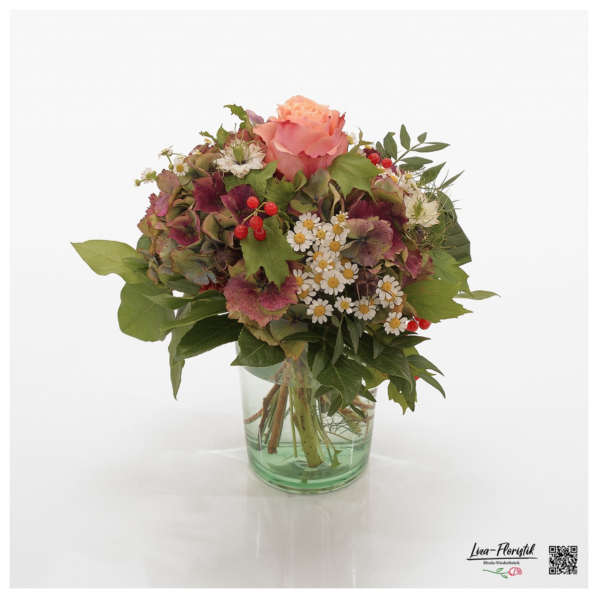 Blumenstrauß mit Niggela, Rose, Hortensien, Kamille, und Schneeballbeeren