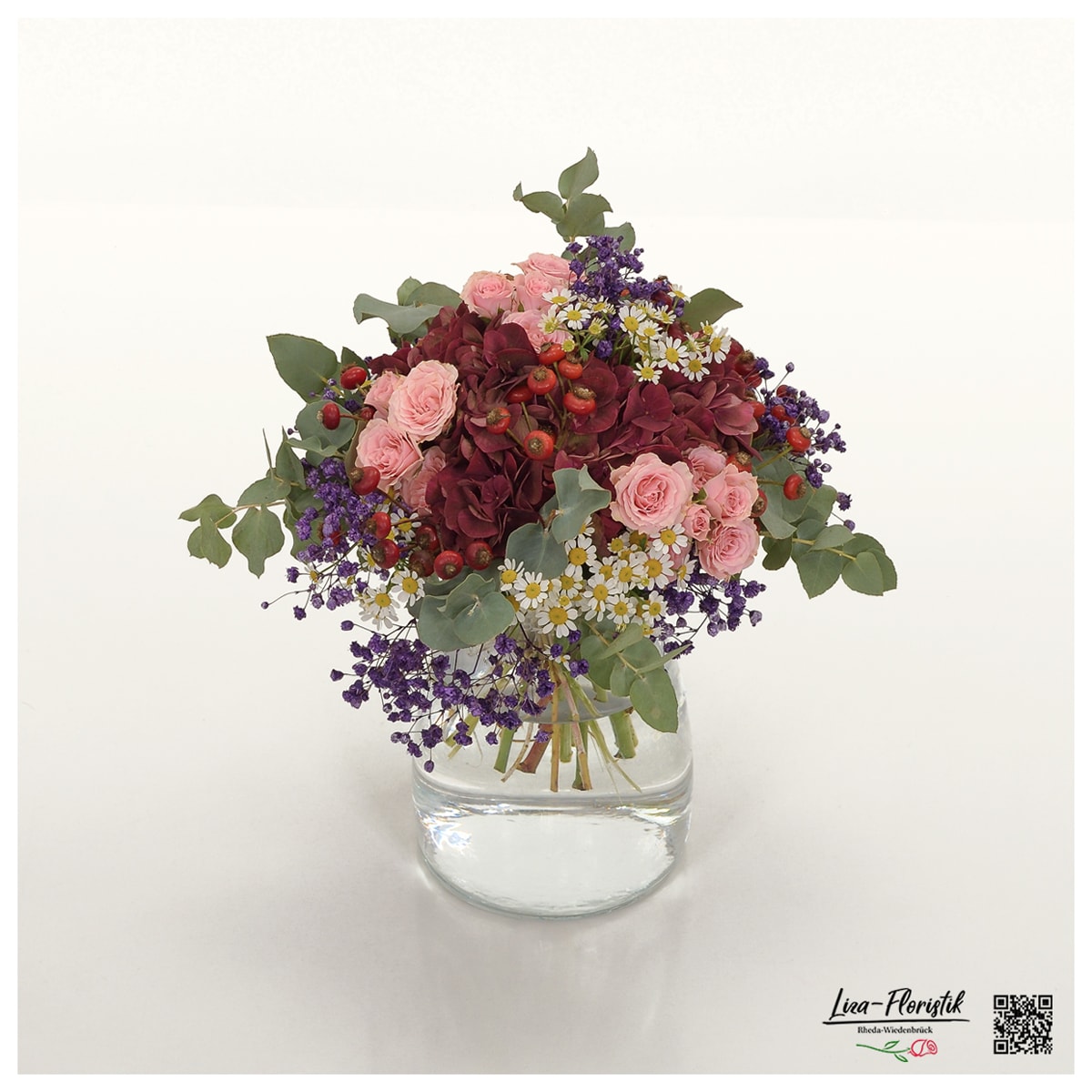 Blumenstrauß mit Hagebutten, lila Schleierkraut, Hortensien, Kamille, Polyantharosen und Eukalyptus