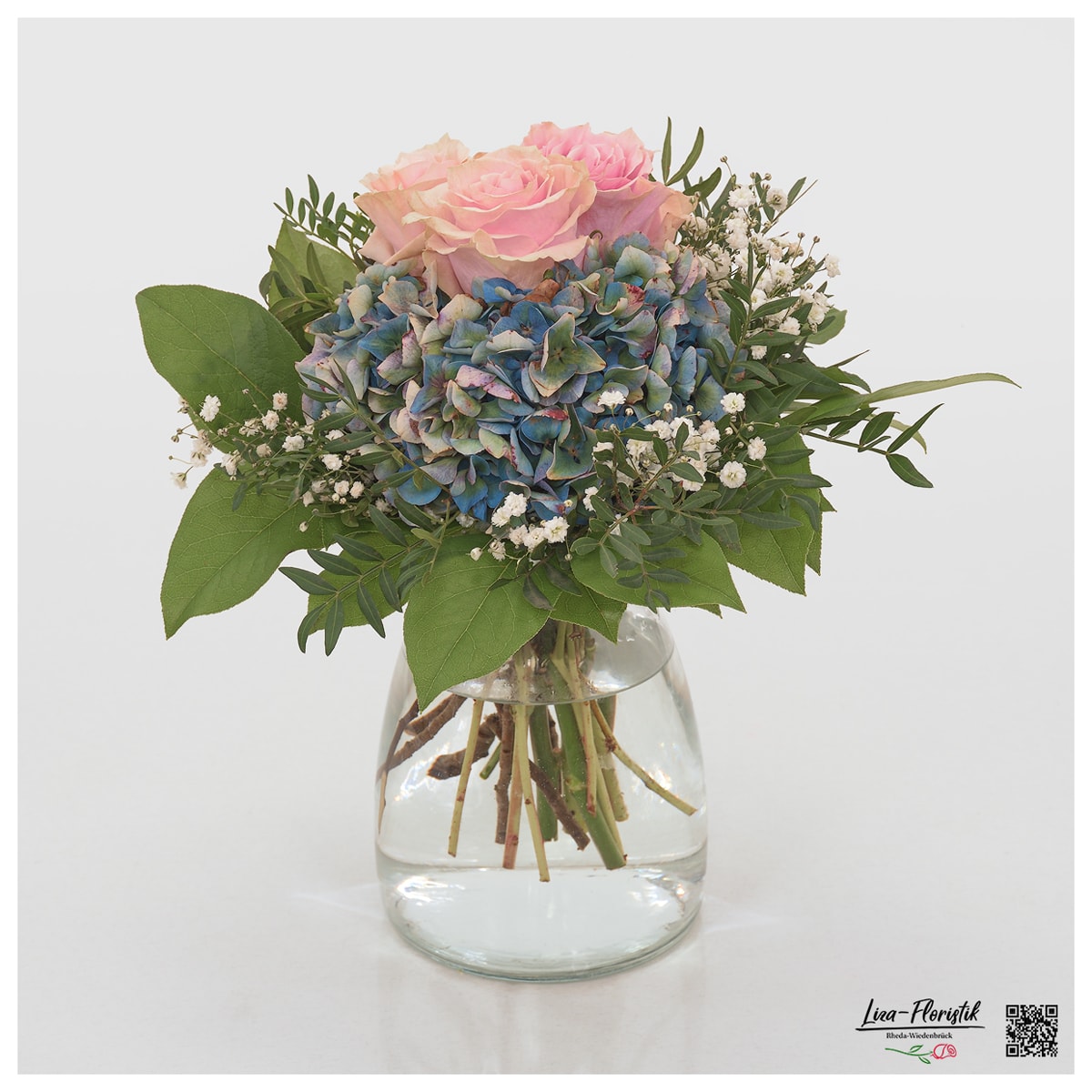 Blumenstrauß mit rosa Rosen, französischen Hortensien und weißem Schleierkraut