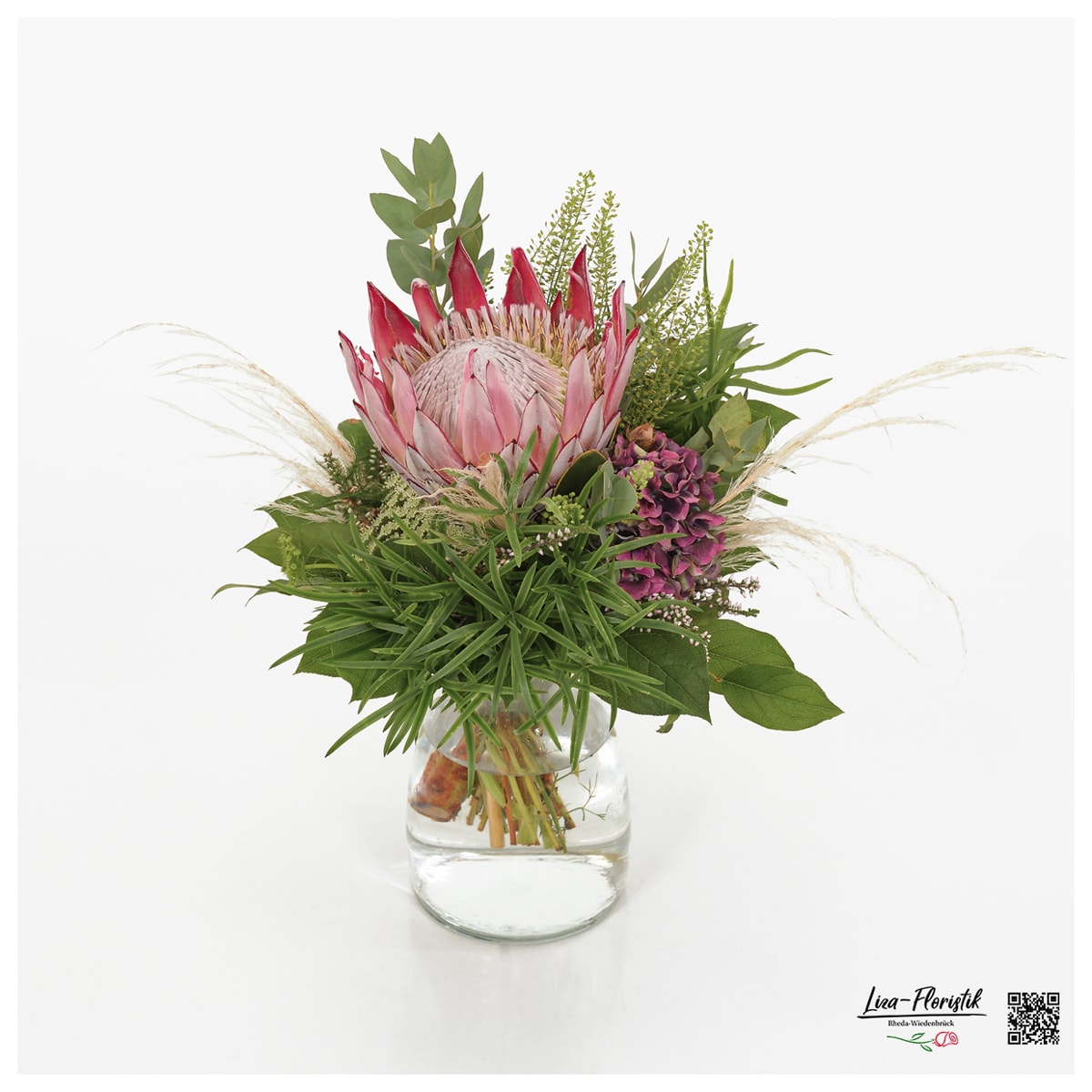 Blumenstrauß mit Protea, Eukalyptus, Thlaspi und Hortensie