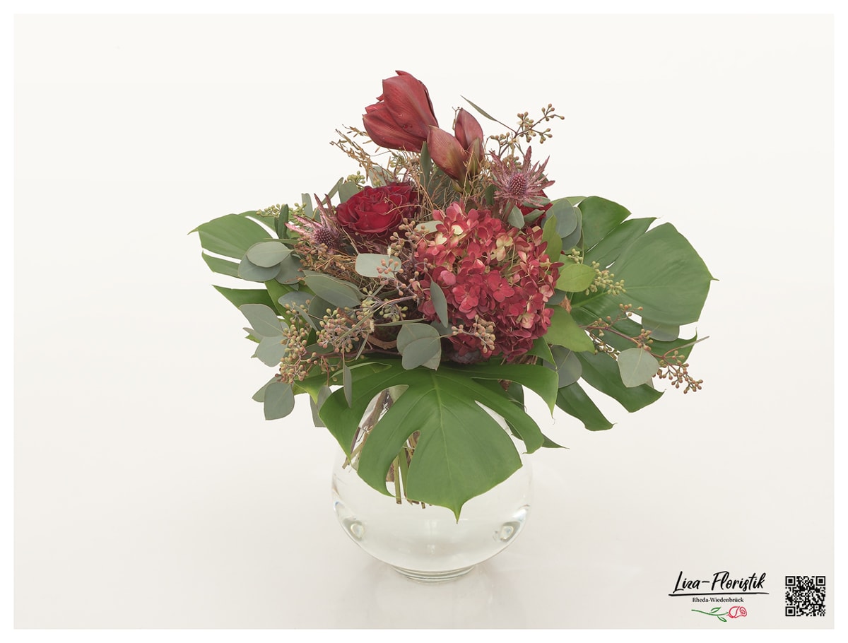 Blumenstrauß mit Amaryllis, Hortensien, Rosen, Disteln und Eukalyptus