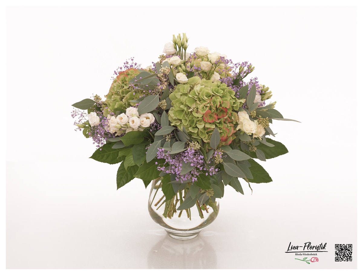 Blumenstrauß mit Hortensien, Lisianthus, Eukalyptus, weißen Polyantharosen und lila Schleierkraut