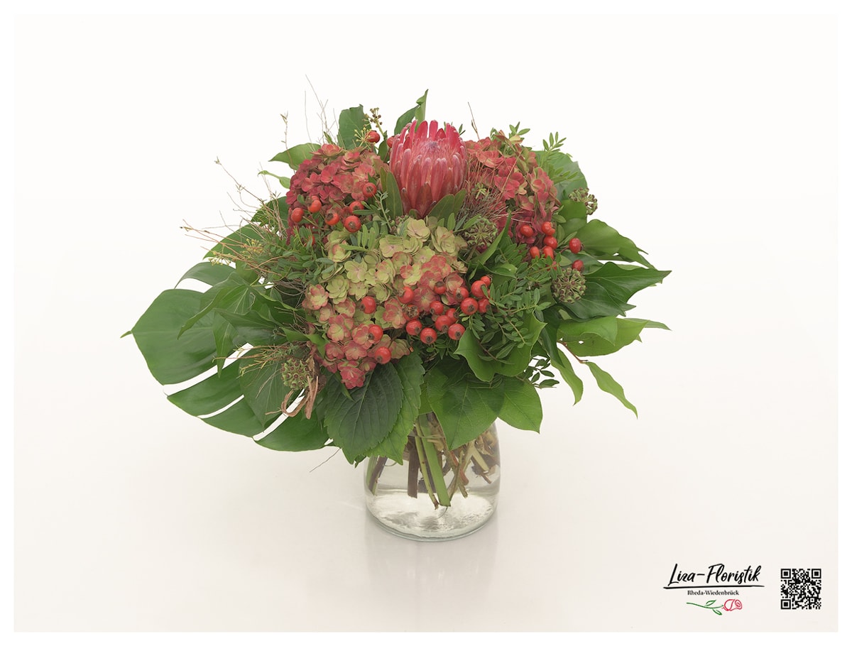Blumenstrauß mit Protea Pink Ice, französichen Hortensien, Hagebutten und Efeu