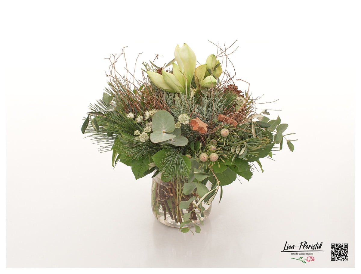 Blumenstrauß mit Amaryllis, Astrantie, Seidenkiefer, Eukalyptus, Spinosa und Zapfen