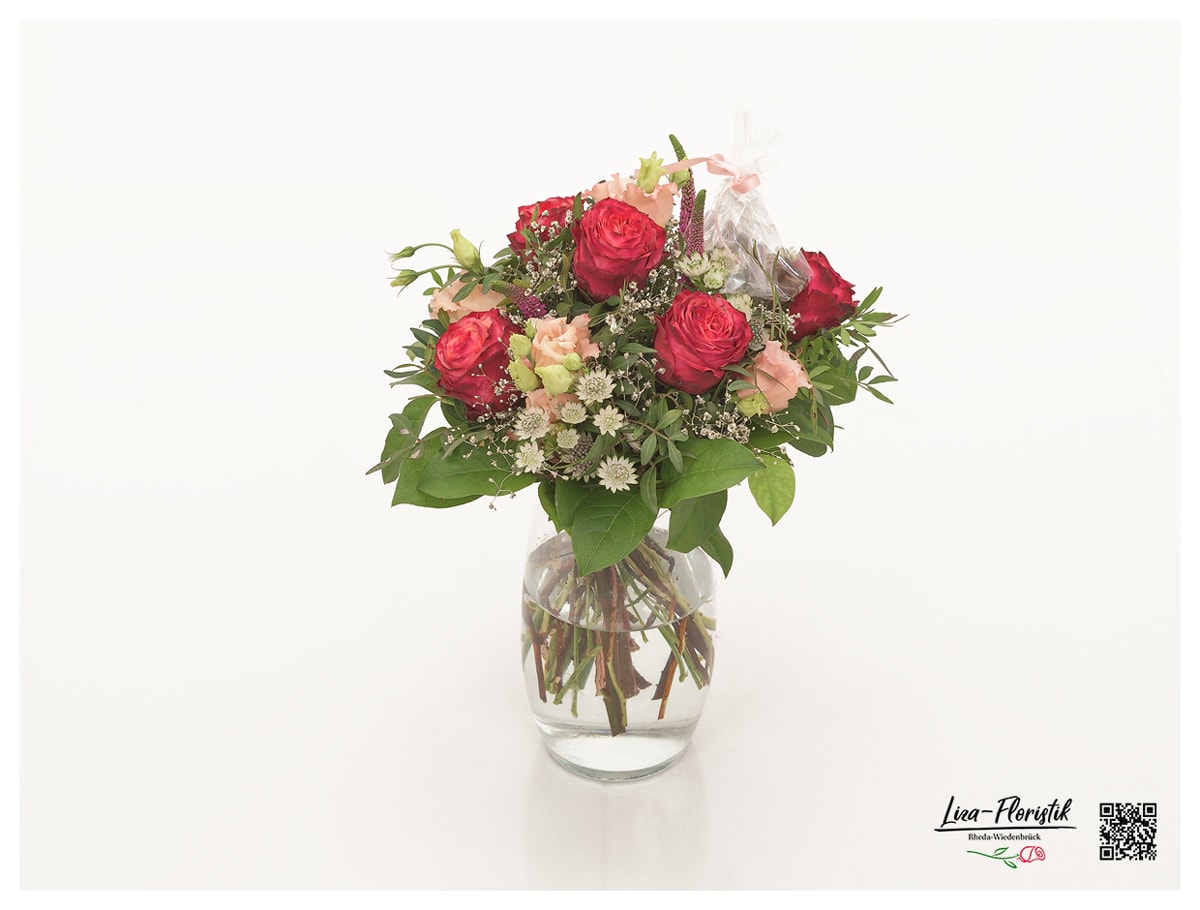 Blumenstrauß mit Rosen, Lisianthus, Astrantie, Veronica, Schleierkraut und Schokolade