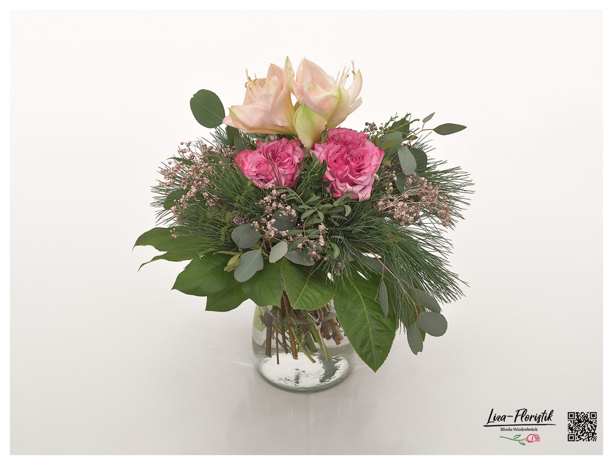 Weihnachtlicher Blumenstrauß mit Rosen, Amaryllis, Schleierkraut, Eukalyptus und Seidenkiefer