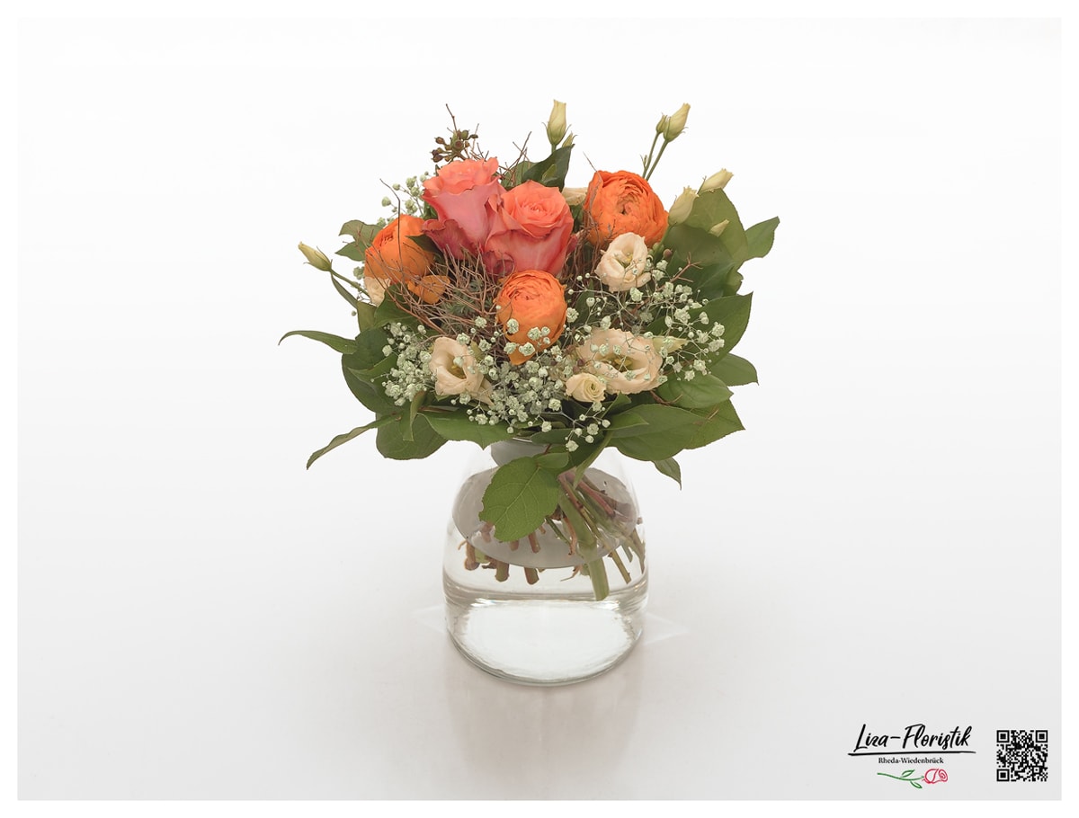 Blumenstrauß mit orangen Rosen, Ranunkeln, Schleierkraut, Lisianthus und Spinosa