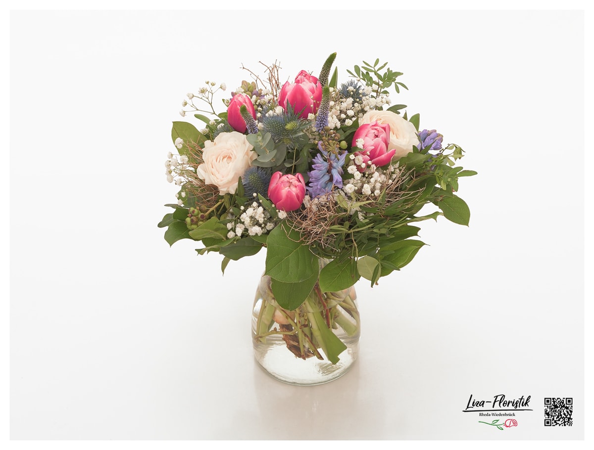 Blumenstrauß mit Tulpen, Ranunkeln, Hyazinthen, Veronica, Disteln, Eukalyptus und Schleierkraut