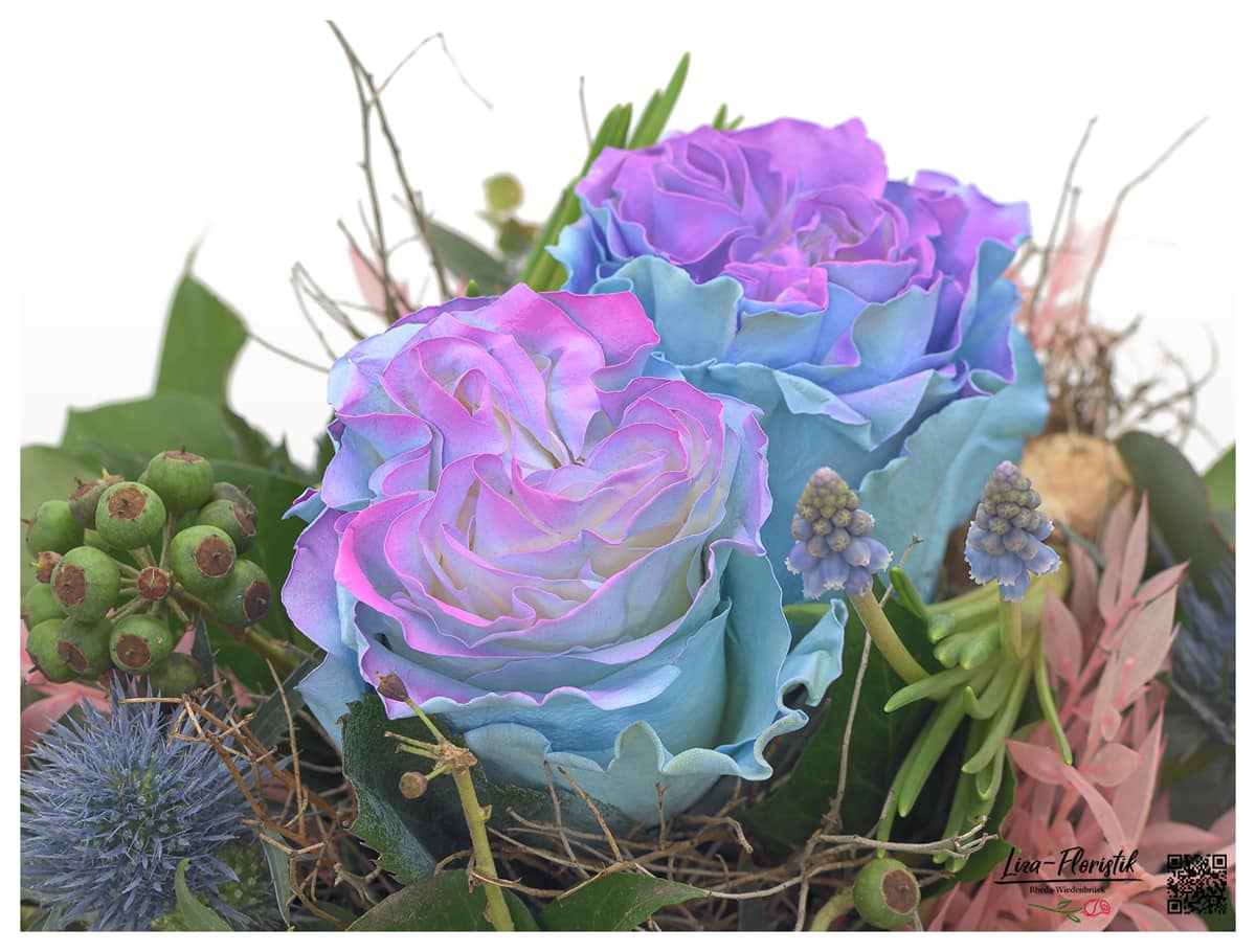 gefärbte Rosen, Disteln und Efeu  - Detail -
