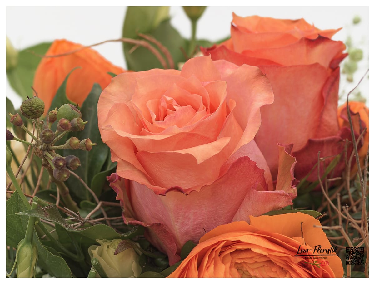 Orange Rosen und Ranunkeln  - Detail -