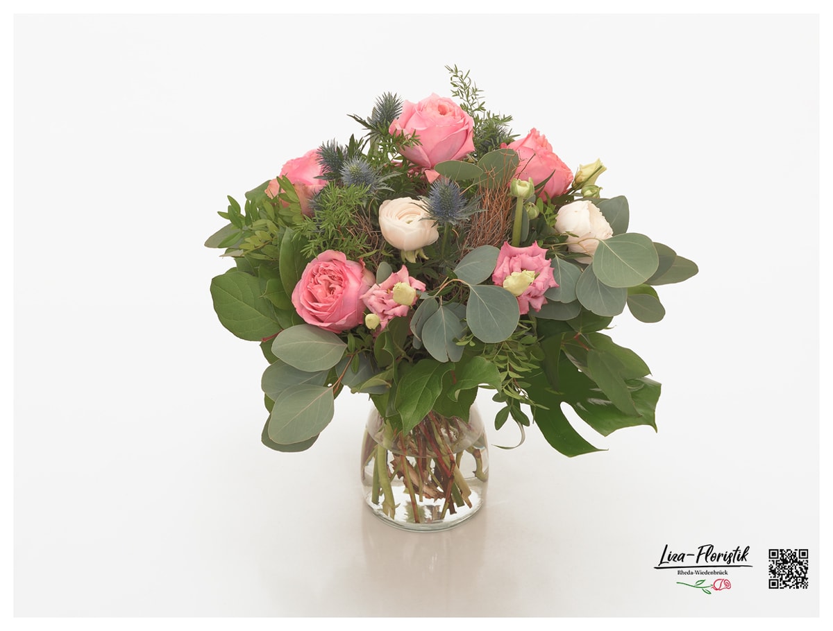 Blumenstrauß mit Rosen, Lisianthus, Ranunkeln, Disteln, Spinosa und Eukalyptus