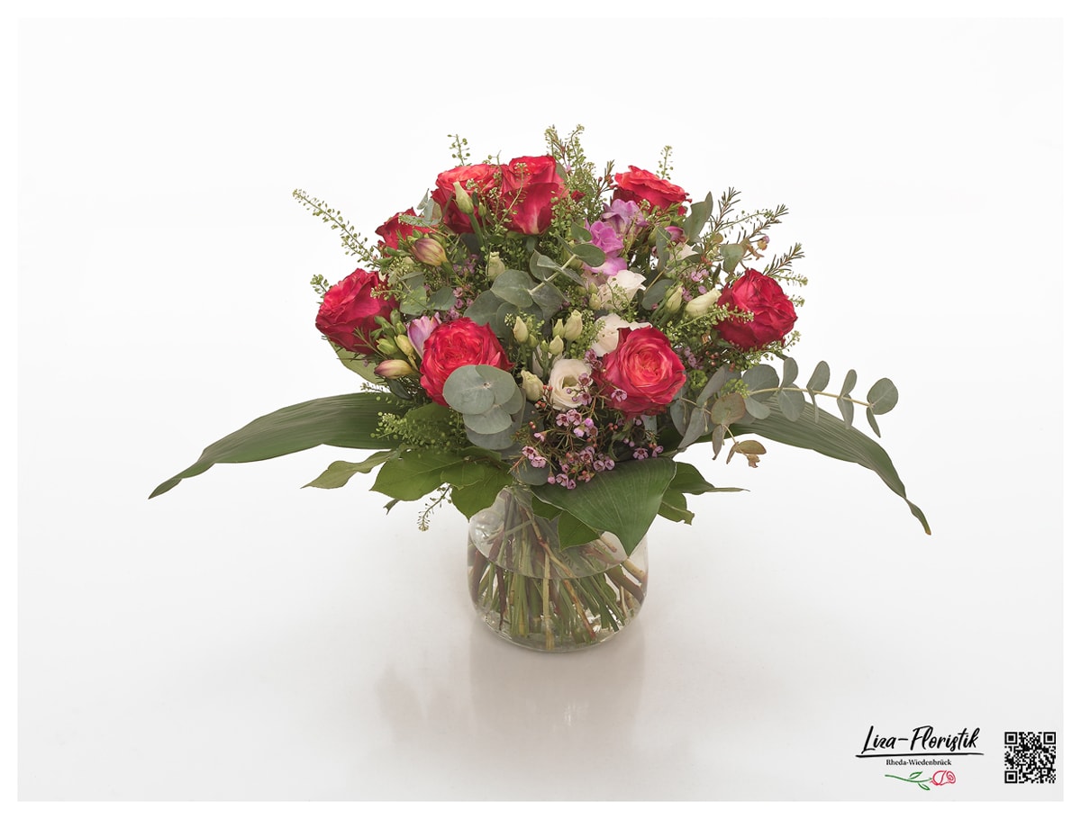 Blumenstrauß mit roten Rosen, Thlaspi, Lisianthus, Eukalyptus und Wachsblumen
