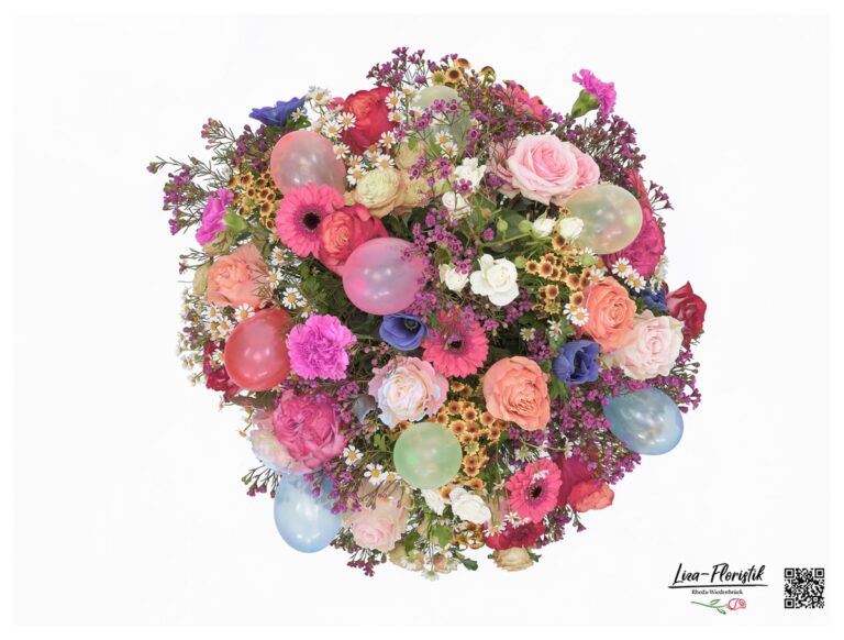 Blumenstrauß mit verschiedenen bunten Rosen und Luftballons