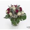 Großer Blumenstrauß mit roten und weißen Rosen, Schleierkraut und Eukalyptus