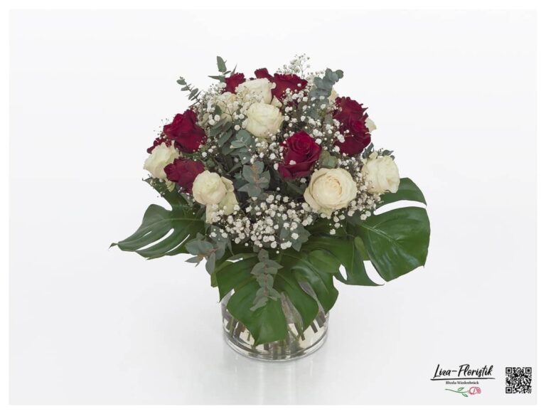 Großer Blumenstrauß mit roten und weißen Rosen, Schleierkraut und Eukalyptus