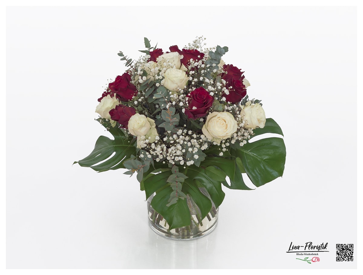 Großer Blumenstrauß mit roten und weißen Rosen, Schleierkraut und Eukalyptus