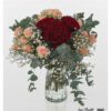 Rote Rosen "Hearts". Polyantharosen, Eukalyptus und Schleierkraut