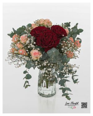 Rote Rosen "Hearts". Polyantharosen, Eukalyptus und Schleierkraut