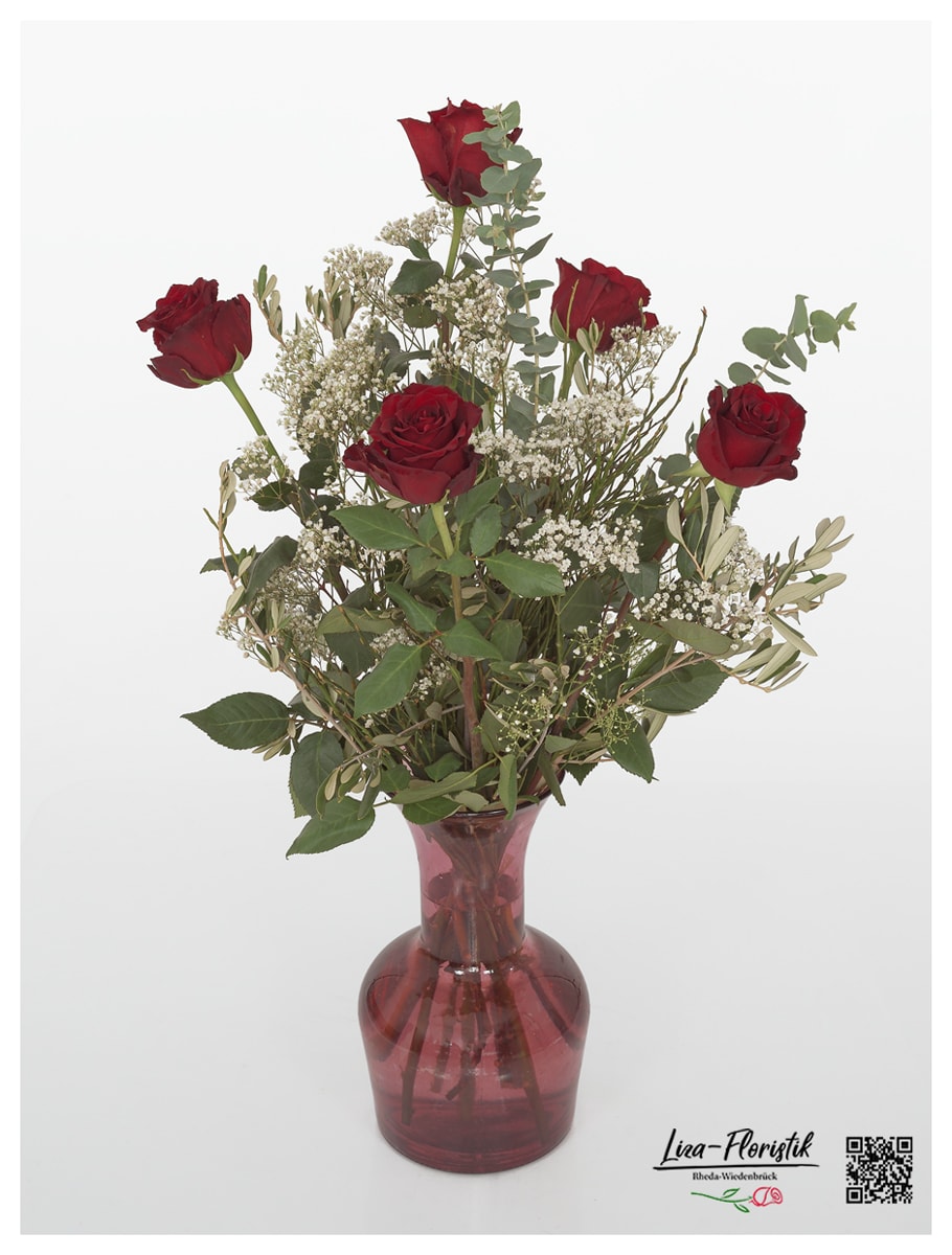 Langstieliger Blumenstrauß mit roten Rosen, Schleierkraut und Eukalyptus