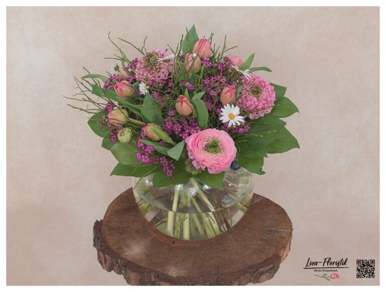 Ranunkeln, Wachsblumen, Margeriten und Tulpen