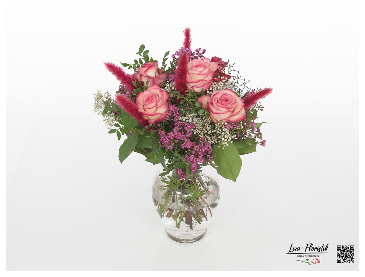 Blumenstrauß mit Pampasgras, Rosen, Wachsblumen und Schleierkraut