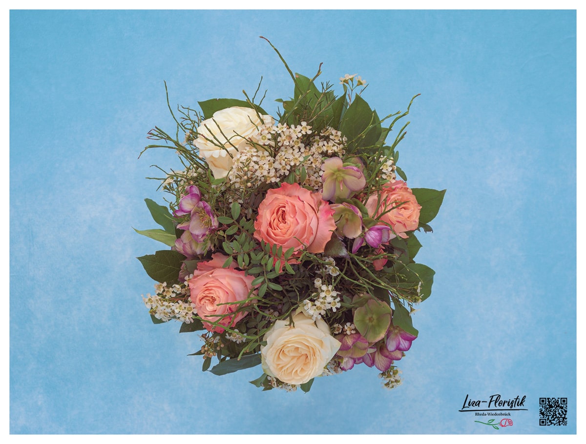 Blumenstrauß mit Rosen, Christrosen und Blaubeere - Detail -