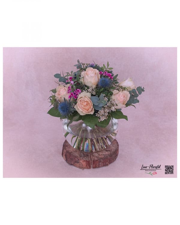 Kleiner Blumenstrauß mit Rosen, Gerbera, Nelken, Statice und Alstroemerien – farbenfroh gebunden und liebevoll arrangiert als kompaktes Geschenk für viele Anlässe.