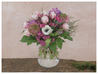 Blumenstrauß mit Tulpen, Hyazinthen, Ranunkeln, Wachsblumen, Blaubeere und Anemonen