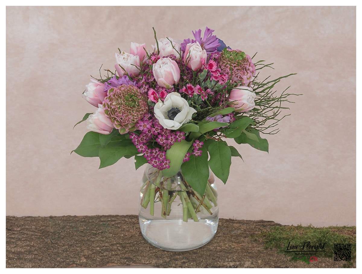 Blumenstrauß mit Tulpen, Hyazinthen, Ranunkeln, Wachsblumen, Blaubeere und Anemonen