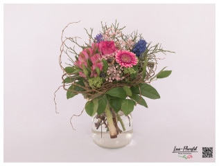 Blumenstrauß mit Alstromerie, Hyazinthen, Gerbera, Schneeball, Rose, Schleierkraut, Blaubeere und Wachtelei
