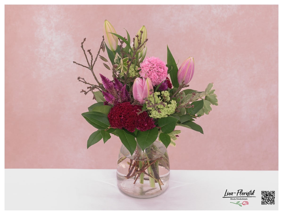Blumenstrauß mit Lilien, französischen Tulpen, Schneeball, Kirschzweigen, Celosie und  Ranunkeln