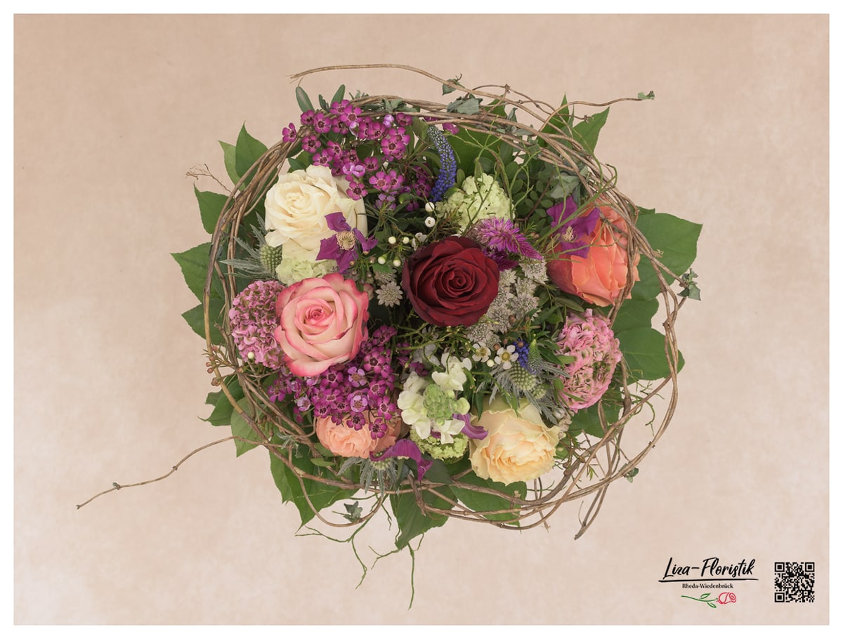 Blumenstrauß mit Rosen, Schneeball, Disteln, Ranunkeln, Wachsblumen und Veronica - Detail -