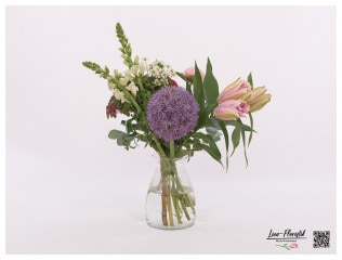 Blumenstrauß mit Allium, Löwenmäulchen, Pfingstrose, Kamille, gefüllte Lilien, Eukalyptus, Hortensie und Bartnelken