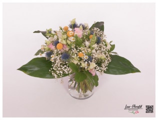 Blumenstrauß mit Disteln, Lisianthus, Kamille, Schleierkraut und Craspedia