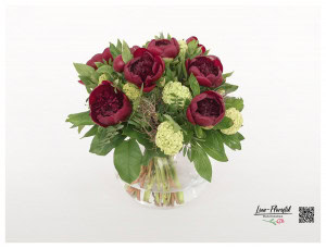Blumenstrauß mit roten Pfingstrosen, Spinosa und Schneeball