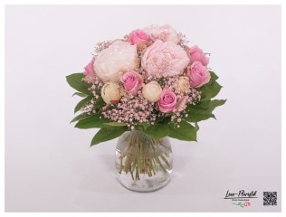 Blumenstrauß mit Pfingstrosen, rosa Schleierkraut und rosa Rosen
