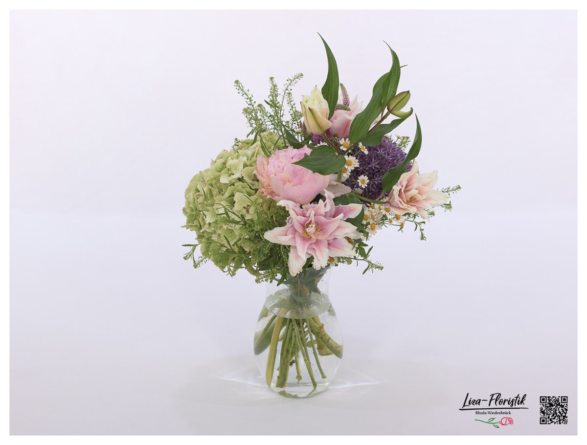 Blumenstrauß mit Lilien, Hortensie, Pfingstrosen, Allium, Veronica und Kamille