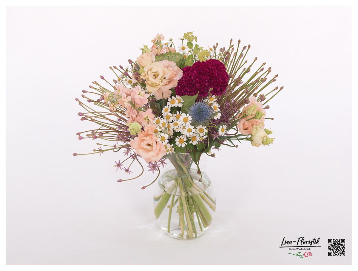 Blumenstrauß mit Lotus, Lisianthus, Kamille, Bartnelken und Disteln