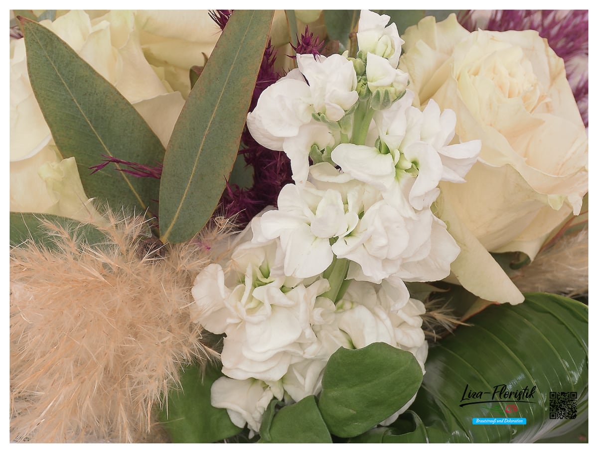 Lisianthus, Eukalyptus und Rosen im Brautstrauß