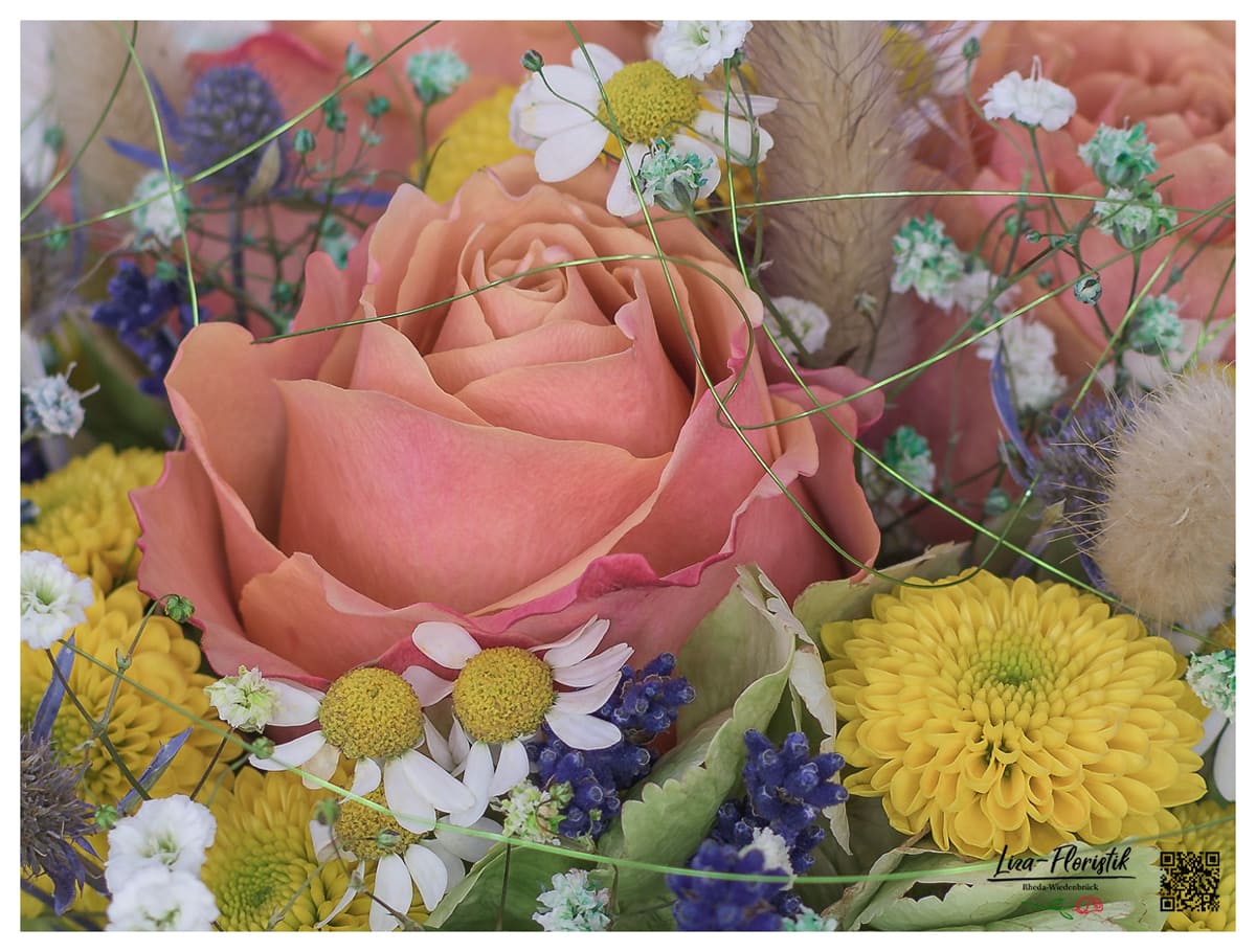 Rosen und Chrysanthemen in einem Gesteck - Detail -