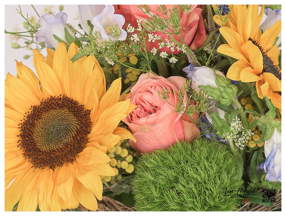 Sonnenblumen, Rosen und Bartnelken - Detail -