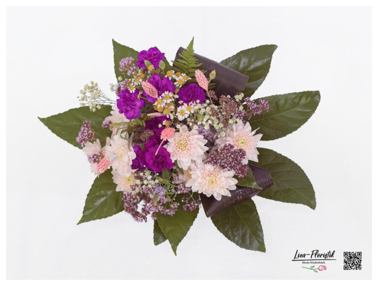 Sommerstrauß mit Chrysanthemen, Nelken, Kamille, Black Tie und Schleierkraut - Detail -