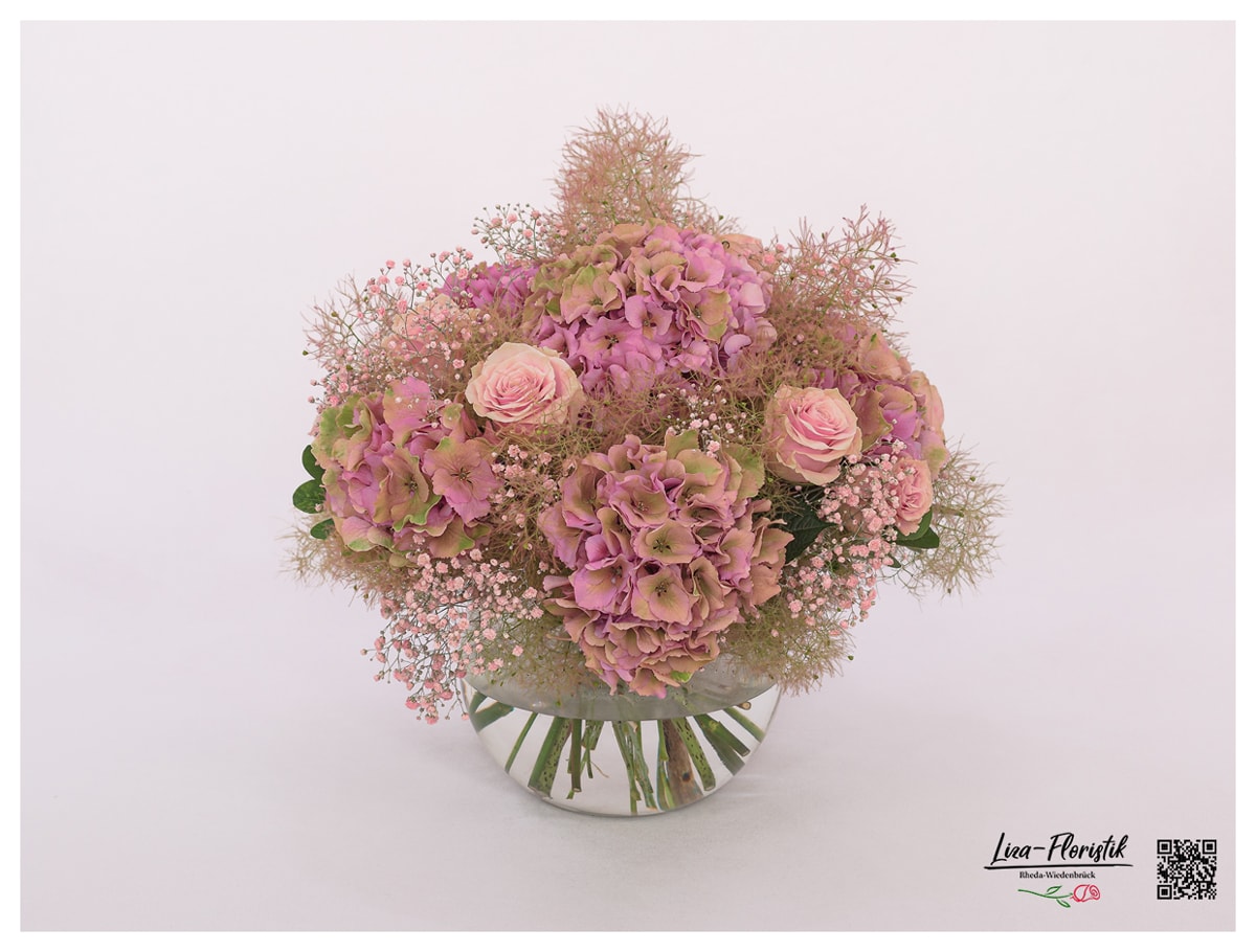 Blumenstrauß mit Hortensien, Rosen, Perückenstrauch und Schleierkraut