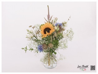 Blumenstrauß mit Artischocken, Sonnenblumen, Lisianthus, Veronica, Bartnelken, Zittergras und Schleierkraut
