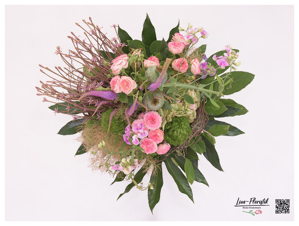 Blumenstrauß mit Perückenstrauch, Bartnelken, Veronica, Rosen, Hortensien, Wicke, Allium und Mohn - Detail -