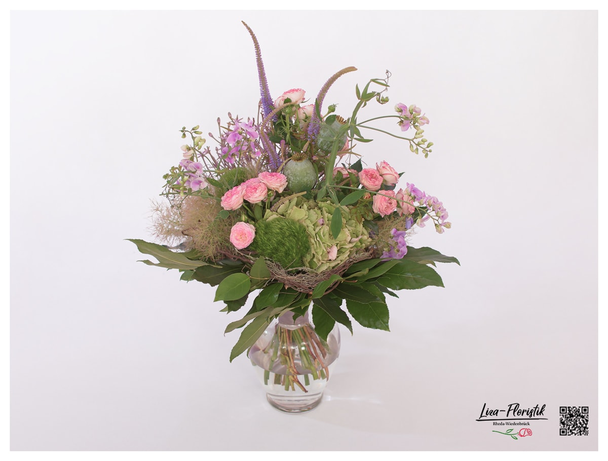 Blumenstrauß mit Perückenstrauch, Bartnelken, Veronica, Rosen, Hortensien, Wicke, Allium und Mohn